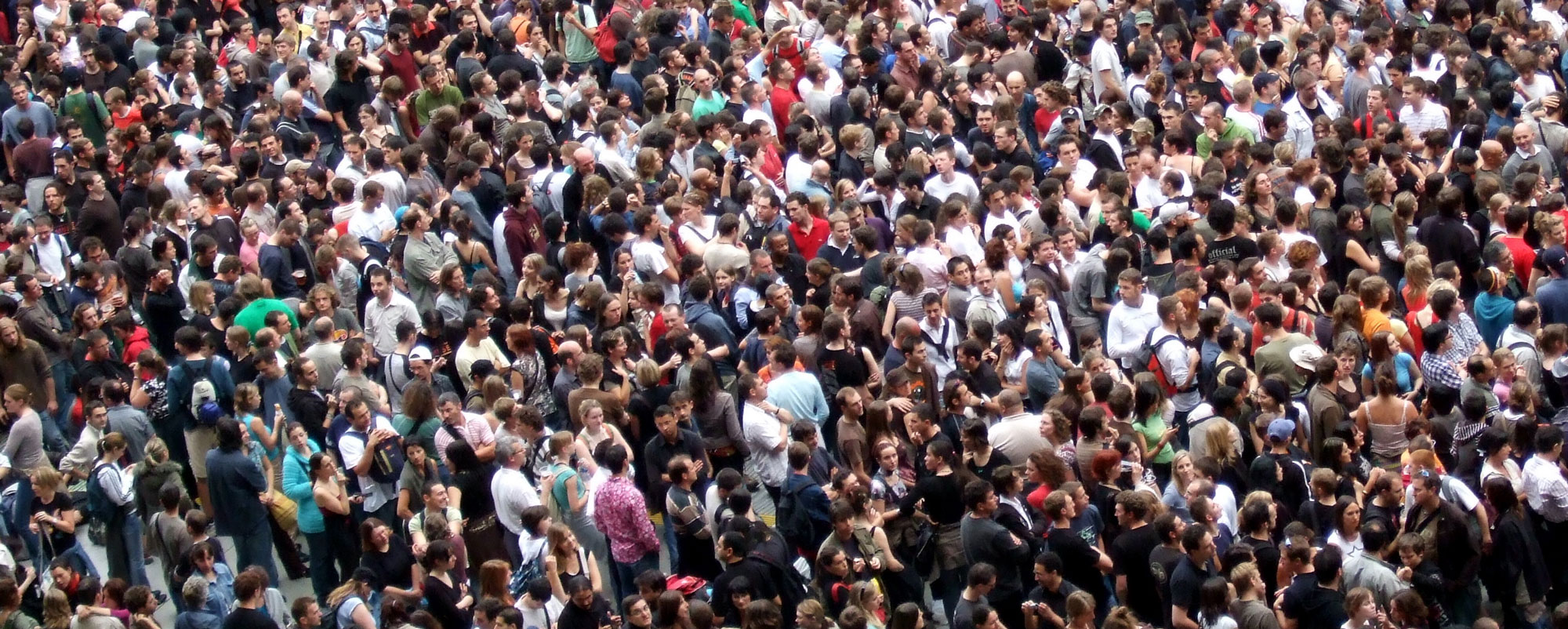 large crowd 2000x802